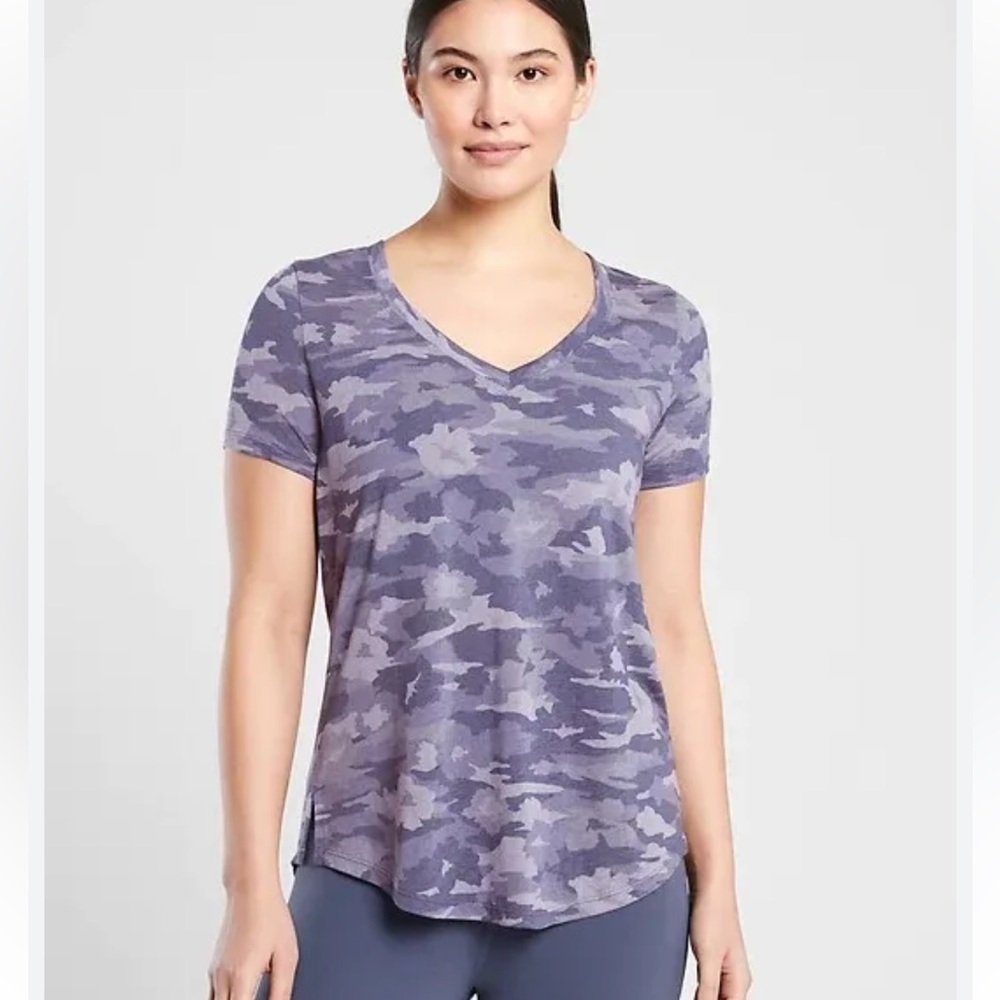 Athleta blue camo Vee neck tee size M